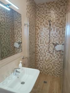 a bathroom with a sink and a shower at Pensión Bella Vista in Cóbreces