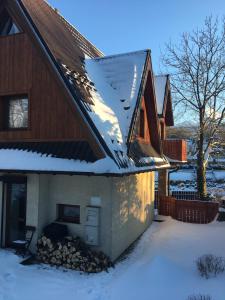 dom ze śniegiem na dachu w obiekcie Domek w Górach - Przy Potoku w Zakopanem