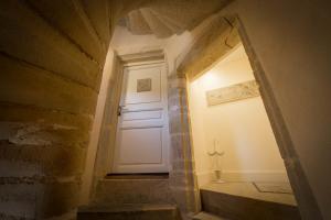 a hallway with a white door and a window at Le Cara in Beaune