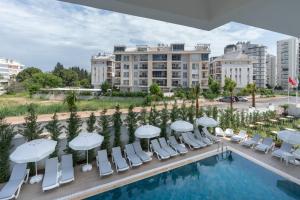 an overhead view of a hotel pool with chairs and umbrellas at Daylights Apart Otel in Antalya