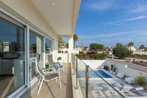 a balcony with chairs and a view of the ocean at Casa Karlsen in Ciudad Quesada