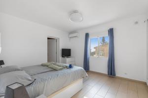 a white bedroom with a bed and a window at Casa Karlsen in Ciudad Quesada +60 photos