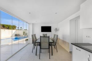 a kitchen and dining room with a table and chairs at Casa Karlsen in Ciudad Quesada