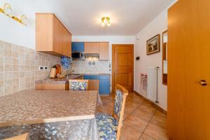 a kitchen with a table and a counter top at Appartamenti Ciesa Padon in Rocca Pietore