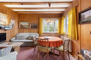 a living room with a table and a couch at Haus am Ufer in Gaienhofen