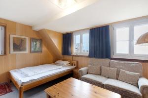 a small room with a couch and a table at Haus am Ufer in Gaienhofen