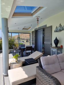 a living room with a couch and chairs at Sol e Luna in Ponta