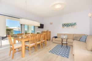 ein Wohnzimmer mit Tisch und Couch in der Unterkunft Beach Residence MSJ in Sevid