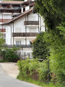 a street light in front of a white building at Max 's Siusi Apartament in Siusi