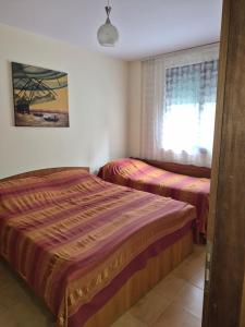 a bedroom with two beds and a window at Holiday Apartment 70meters from the sea in (( Stan i Ri ))