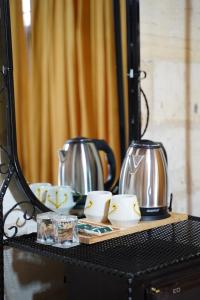 a table with two tea pots and cups and a mirror at Hızmalı OTEL in Urfa
