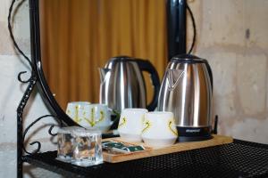a table with a mirror and two coffee pots and cups at Hızmalı OTEL in Urfa