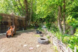a garden with an old tire and a fence at Woods Meadow Glamping in West Malling