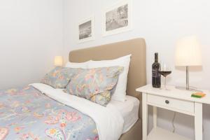 ein Schlafzimmer mit einem Bett und einem Tisch mit einer Lampe in der Unterkunft Beach Residence MSJ in Sevid + 35 Fotos