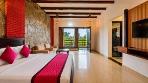 ein Hotelzimmer mit Bett und Fernseher in der Unterkunft Baris river resort Corbett in Rāmnagar