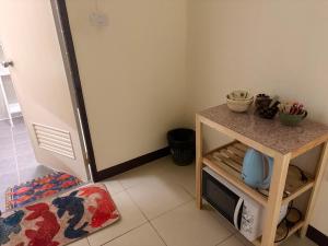 a kitchen with a counter and a refrigerator at Maolao bar and hotel in Pai