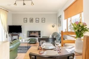 a living room with a table and chairs and a tv at 1 Bed in Bishopston oc-hh654 in Bishopston