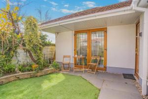 a small white house with a table and chairs at 1 Bed in Bishopston oc-hh654 in Bishopston