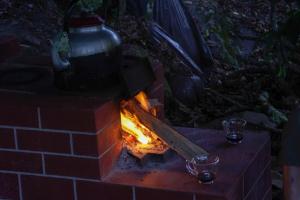 a brick stove with a pot and two glasses at Etrita Inkas Hostel in Sahuayacu