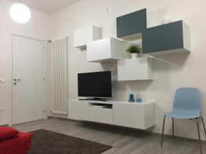 A television and/or entertainment centre at Profumo d'aMARE