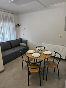 ein Wohnzimmer mit Tisch, Stühlen und Sofa in der Unterkunft Hostel 405 in Polanka Wielka