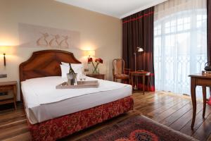 Ένα ή περισσότερα κρεβάτια σε δωμάτιο στο Hotel Rejs