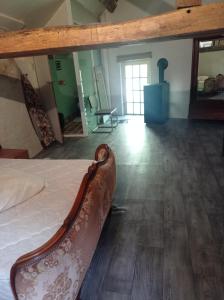 a bedroom with a bed with a wooden floor at Gîte rustique en Morvan in Brassy