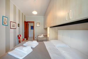 a bedroom with a bed with white towels on it at Damè in Conversano
