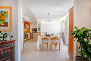 a kitchen and dining room with a table and chairs at Damè in Conversano