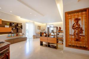 a large living room with a large painting on the wall at Damè in Conversano