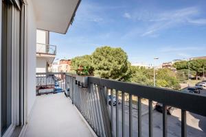 a balcony with a view of a street at Damè in Conversano