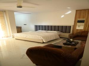 a bedroom with a bed and a table and chairs at Hotel Deep Khirsu in Malaī +34 photos