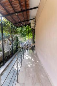 a balcony of a building with a table and chairs at Apartment's Eleni in Kamena Vourla