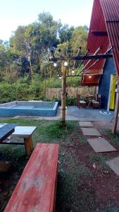 a backyard with a picnic table and a playground at Chale mundo da Lua 2 in Piedade +10 photos