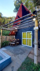 a house with a red roof and a patio at Chale mundo da Lua 2 in Piedade