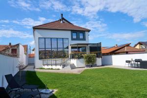 a house with a yard with green grass at BlackBird Hub in Arad