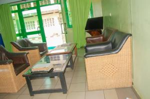 a waiting room with chairs and a coffee table at Hotel JB&G in Cotonou