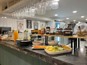 a counter with plates of food on top of it at Alma Candida 24 in Ganfei