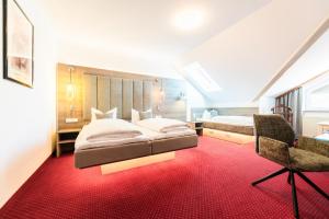 ein Schlafzimmer mit zwei Betten und einem roten Teppich in der Unterkunft Hotel Hennies in Isernhagen