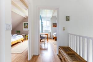 a room with a bed and a dining room at Binnendieck in Ahrenshoop