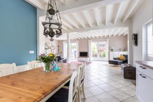 a kitchen and dining room with a wooden table at Binnendieck in Ahrenshoop