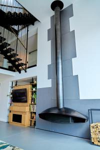 a metal stove in a room with a tv at BlackBird Hub in Arad