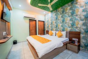 a bedroom with a bed with a floral wall at Hotel Neel Kamal-Near KhatuShyamJi Temple in Khātu