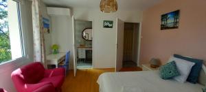a bedroom with a bed and a chair and a desk at Villa Do Sol Chambre d'Hôtes "Les Pins" in Arcachon
