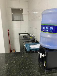 a kitchen with a water tank on a counter at Apartamento no Crato, conforto e praticidade! in Crato