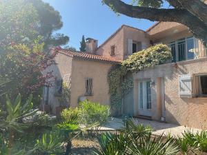 a house with plants on the side of it at Les cigales in Saint-Raphaël