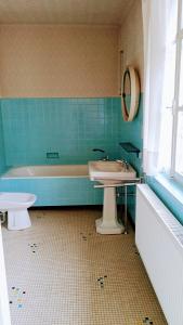 a bathroom with a sink and a tub and a toilet at Charmant gîte vosgien avec 13 chambres pour 30 personnes in Fellering +27 photos