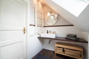 a bathroom with a sink and a mirror at Landstuuv in Neustadt in Holstein