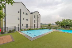 an image of a swimming pool in front of a building at EdenNest in Boksburg