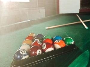 a tray of billiard balls on a pool table at Quinta La Soñada in General Pico